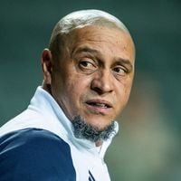 Hoje aos 53 anos, Roberto Carlos, icônico ex-jogador da Seleção Brasileira, perdeu 99% da fortuna que ganhou com o futebol: 'Tive problemas com pessoas que me deixaram a conta zerada. Cometi erros e, por isso, peço aos mais jovens que não façam o mesmo'