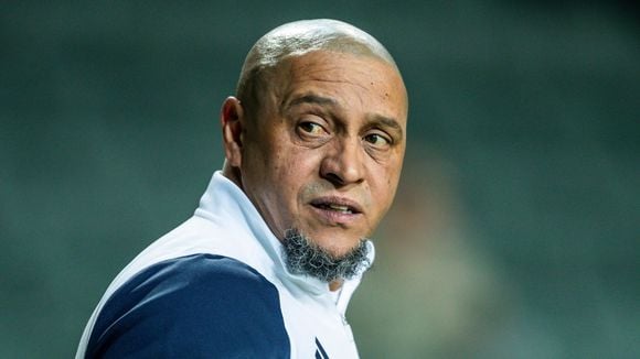 Hoje aos 53 anos, Roberto Carlos, icônico ex-jogador da Seleção Brasileira, perdeu 99% da fortuna que ganhou com o futebol: 'Tive problemas com pessoas que me deixaram a conta zerada. Cometi erros e, por isso, peço aos mais jovens que não façam o mesmo'