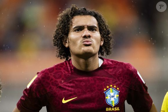 Goleiro Phillipe Gabriel, de camisa vermelha do Brasil, durante a partida das quartas de final da Copa do Mundo Sub-17 da FIFA entre Argentina e Brasil