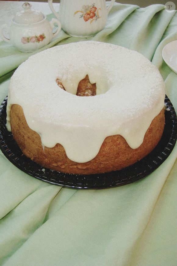 Este bolo de mandioca fica delicioso, cremoso e combina muito com um café da tarde especial