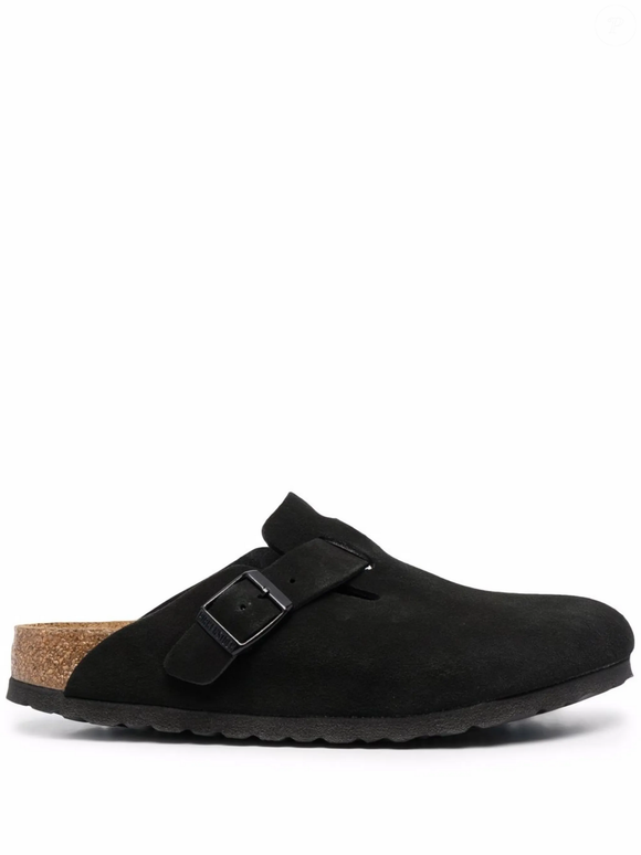 O clássico clog Boston, da Birkenstock, combina acabamento premium e design atemporal para quem busca um visual sofisticado nos dias frios