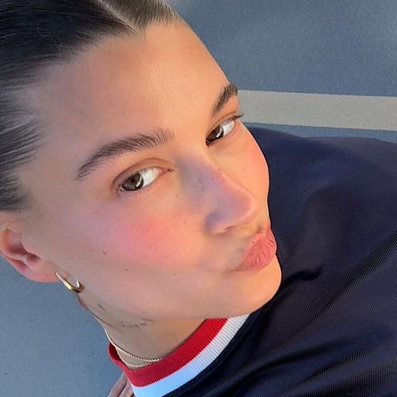 Conhecida por sua aparência sempre impecável e pela famosa pele de vidro, Hailey Bieber mostrou que, mesmo com viço e uma rotina de beleza invejável, não está imune a problemas de pele.