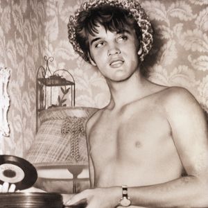 Na Tela Quente desta segunda (26), filme revive a lenda de Elvis — mas a realidade por trás do mito foi ainda mais dramática