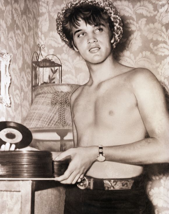 Na Tela Quente desta segunda (26), filme revive a lenda de Elvis — mas a realidade por trás do mito foi ainda mais dramática