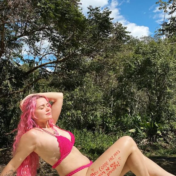 Corpos reais das famosas: Marcela Mc Gowan já admitiu insegurança no passado ao usar biquíni para ir à praia.