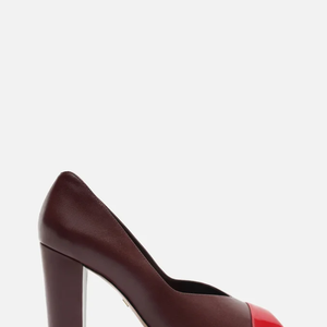 Para quem procura um sapato que combine com diferentes propostas de roupa, o Scarpin Margot Vermelho Salto Bloco, da Arezzo, pode ser usado com jeans e peças de alfaiataria. A cor vermelha acrescenta destaque à produção, enquanto o desenho bicolor remete à estética dos scarpins clássicos