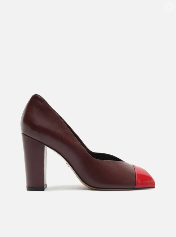 Para quem procura um sapato que combine com diferentes propostas de roupa, o Scarpin Margot Vermelho Salto Bloco, da Arezzo, pode ser usado com jeans e peças de alfaiataria. A cor vermelha acrescenta destaque à produção, enquanto o desenho bicolor remete à estética dos scarpins clássicos