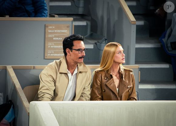 Na paleta! Marina Ruy Barbosa e Rodrigo Santoro combinam looks em tons terrosos e ostentam estilo ao assistirem partida de tênis