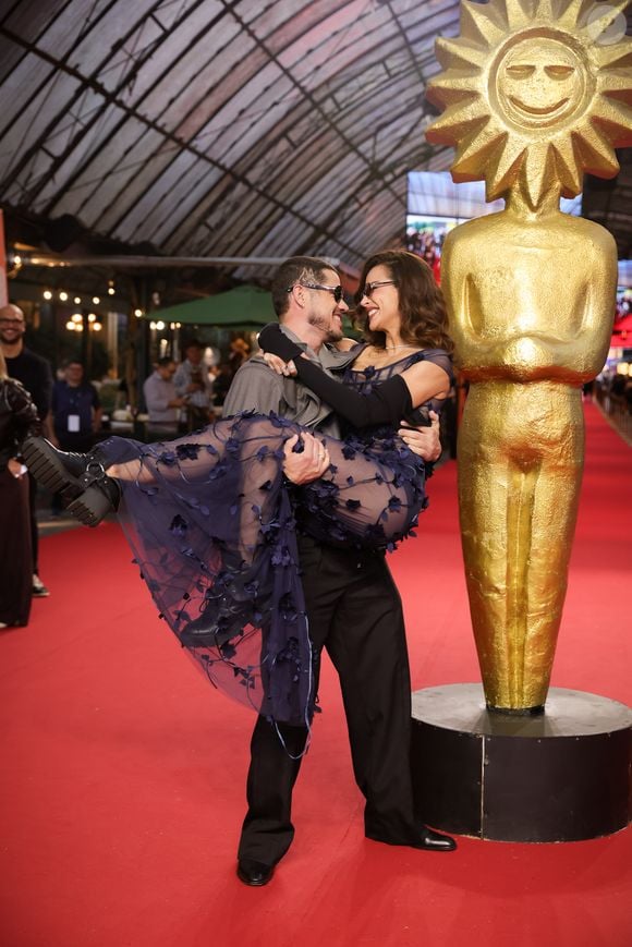 Além do beijo, José Loreto e Fernanda Marques protagonizaram uma brincadeira para os fotógrafos no Festival de Gramado. O ator carregou a namorada no colo durante a passagem pelo tapete vermelho