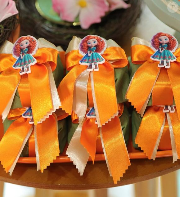 Lembrancinhas em tons de laranja e verde homenagearam a personagem de cabelos flamejantes