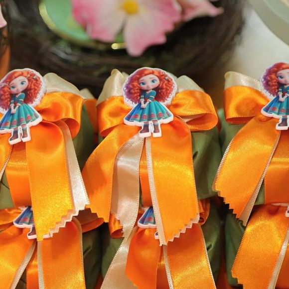 Lembrancinhas em tons de laranja e verde homenagearam a personagem de cabelos flamejantes