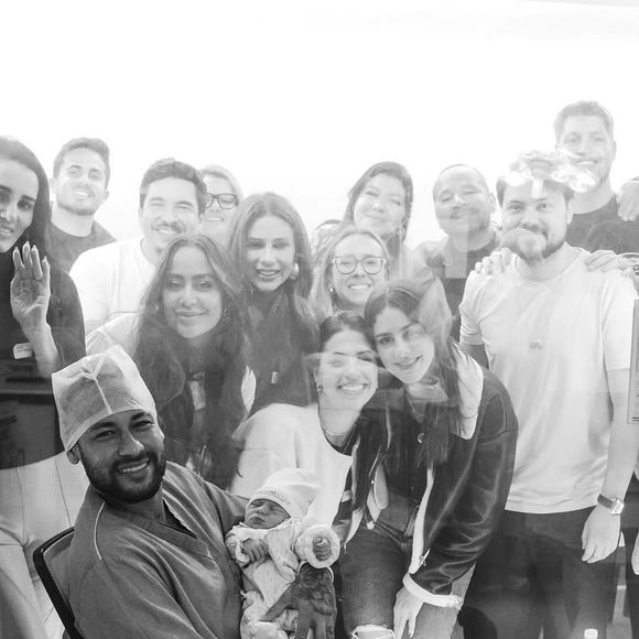 Neymar postou com Mel no colo ao lado de amigos e familiares ainda na maternidade.