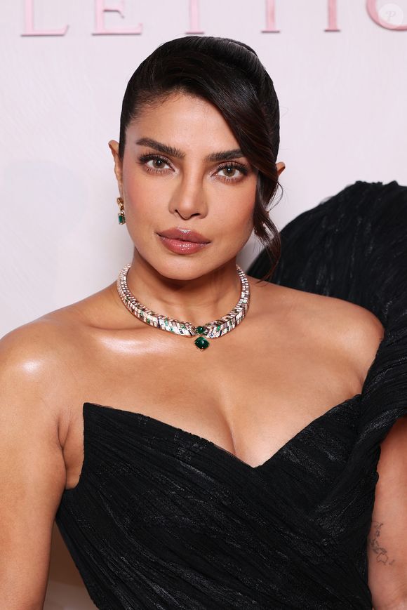 Priyanka Chopra também esteve presente no evento da grife de luxo