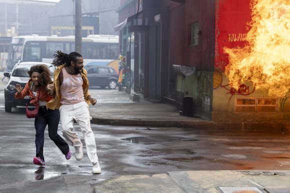 Nesta segunda em 'Volta por Cima', Madalena (Jessica Ellen) e Jão (Fabricio Boliveira) fogem de guerra entre facções