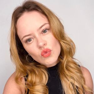 Desde a separação, Mari Bridi voltou para o cabelo loiro poderoso