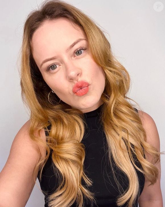 Desde a separação, Mari Bridi voltou para o cabelo loiro poderoso