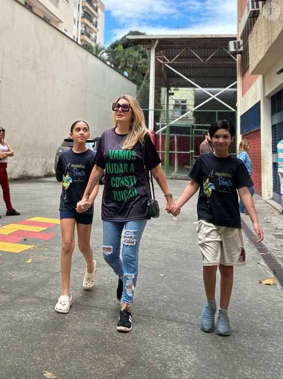 Eleições 2026: Antonia Fontenelle teve a companhia do filho mais novo e da neta ao votar