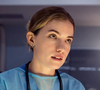 Willa Fitzgerald interpreta a médica Danny Simms, protagonista de "Pulso", série médica que lidera o Top 10 da Netflix.