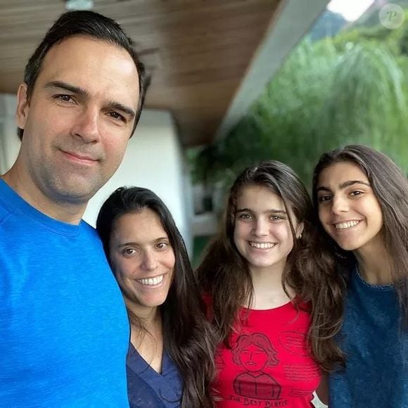 Filha de Tadeu Schmidt, Valentina Schmidt revelou que ficou noiva do psicólogo Christiano Donnelly. O pedido aconteceu no último dia 2 de julho