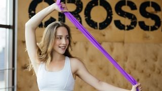 Marimi García, personal trainer: 'Para fortalecer os braços, é preciso fazer três séries de 5 exercícios com uma simples mini-faixa elástica e dedicar 35 segundos a cada movimento'