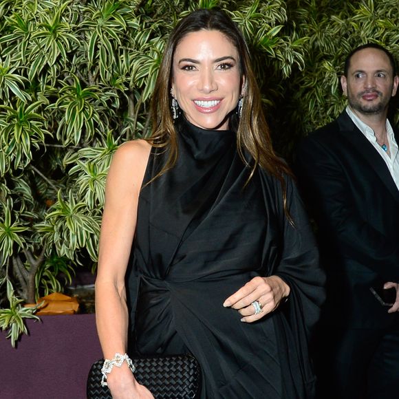 Patrícia Abravanel perguntou uma charada à plateia: ‘Qual é o profissional que sempre cai quando vai trabalhar?’