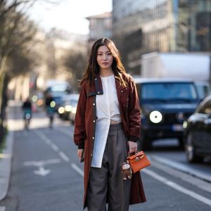 Criado pela dupla de artistas Kasing Lung e How2work, o personagem faz originalmente parte da linha de designer toys da série "The Monsters". O Labubu conquistou um público fiel entre colecionadores asiáticos e fãs de arte pop.