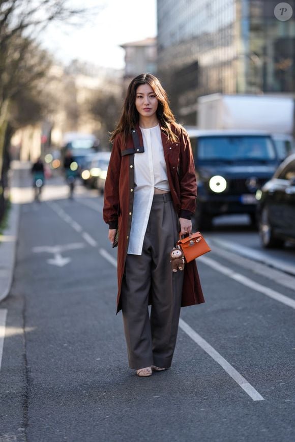 Criado pela dupla de artistas Kasing Lung e How2work, o personagem faz originalmente parte da linha de designer toys da série "The Monsters". O Labubu conquistou um público fiel entre colecionadores asiáticos e fãs de arte pop.