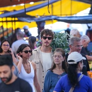 Shawn Mendes e Bruna Marquezine aproveitaram o domingo, 19 de julho de 2026, para fazer compras na feira