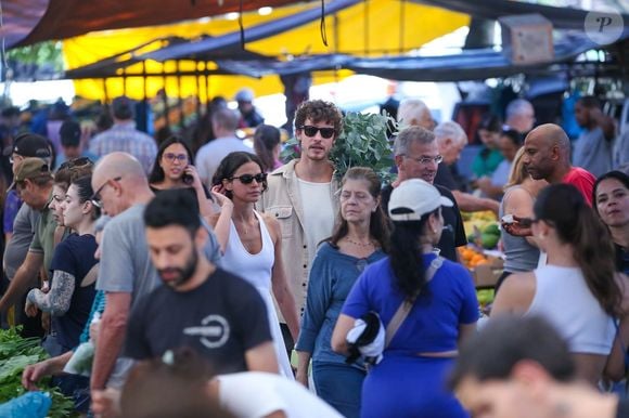 Shawn Mendes e Bruna Marquezine aproveitaram o domingo, 19 de julho de 2026, para fazer compras na feira