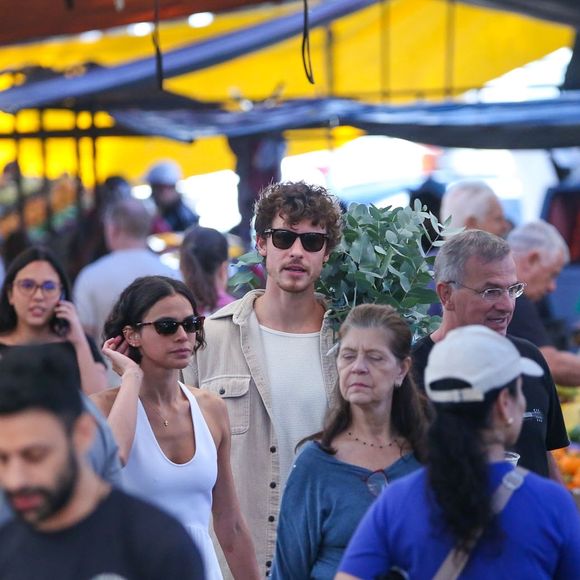 Shawn Mendes e Bruna Marquezine aproveitaram o domingo, 19 de julho de 2026, para fazer compras na feira