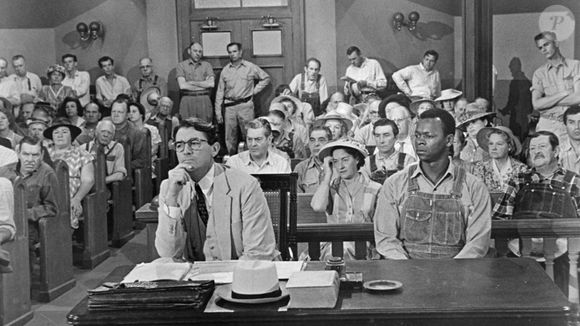 'O Sol é Para Todos' acompanha o advogado Atticus Finch durante a Grande Depressão, enquanto ele cria seus filhos em meio ao preconceito