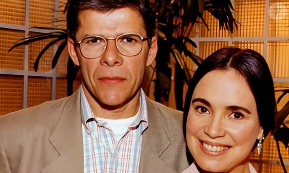 Novela 'História de Amor': Helena fica triste e chora quando pensa em Carlos.