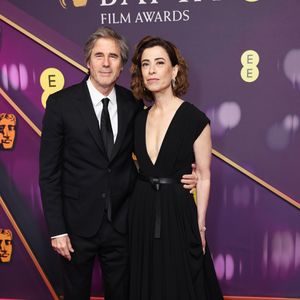 Fernanda Torres compareceu ao BAFTA neste domingo (16), e passou pelo tapete vermelho com Walter Salles