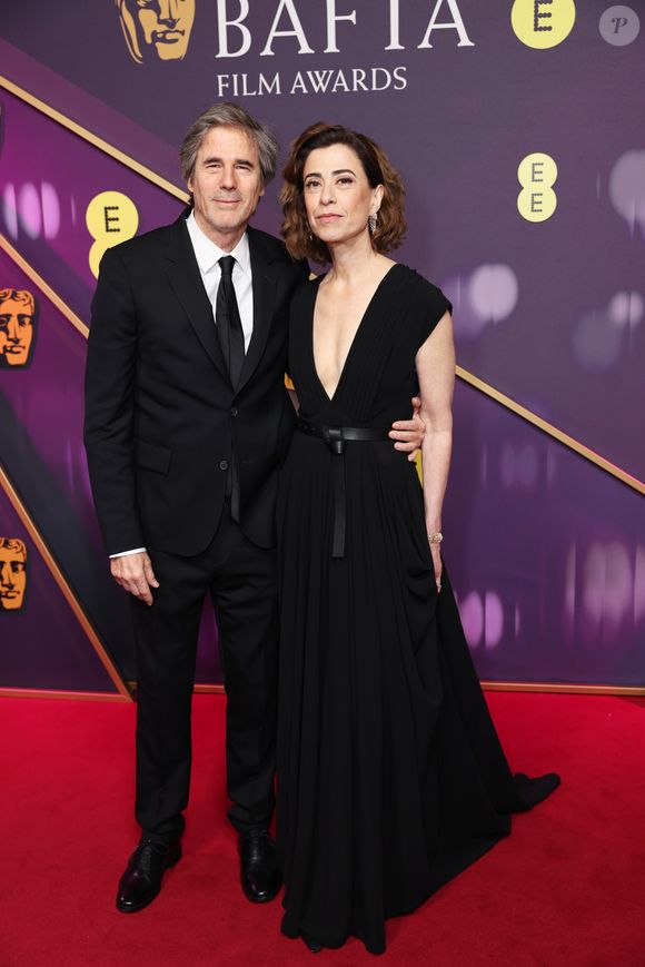 Fernanda Torres compareceu ao BAFTA neste domingo (16), e passou pelo tapete vermelho com Walter Salles