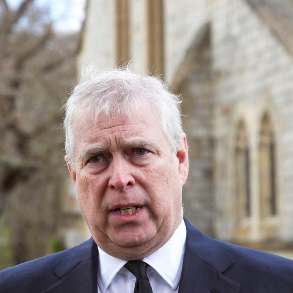 Após novas acusações ligando Andrew a Jeffrey Epstein, o herdeiro do trono britânico decide afastá-lo de qualquer propriedade da Família Real