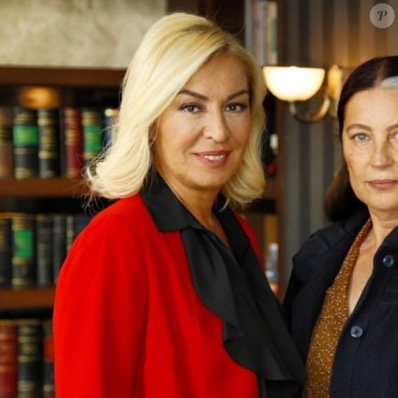 Gülenay Kalkan vive Cahide Güneş, mãe adotiva de Zeynep, uma mulher que tenta proteger a filha mesmo quando não entende suas escolhas