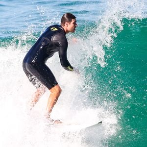 Rafael Vitti foi fotografado por paparazzi enquanto curtia a Praia da Joatinga, na Zona Oeste do Rio de Janeiro