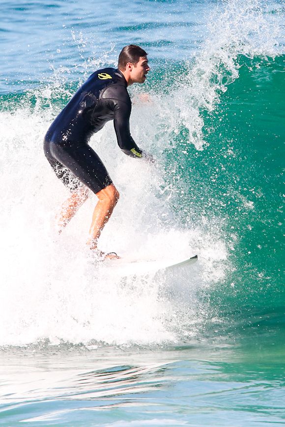Rafael Vitti foi fotografado por paparazzi enquanto curtia a Praia da Joatinga, na Zona Oeste do Rio de Janeiro