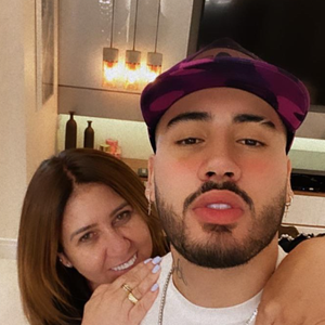 Mãe de Kevinho desabafa sobre saúde do filho: “Filho como gostaria de estar ao seu lado, mas graças a Deus pessoas iluminadas estão com você e vai ficar td bem… Deus está presente e meu coração junto ao seu 🙏🏼❤️”, escreveu.
