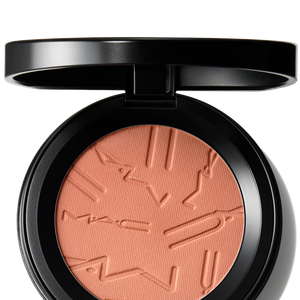 O toque de cor veio com o Melba da coleção Colourstruck Skinfinish, trazendo aspecto saudável