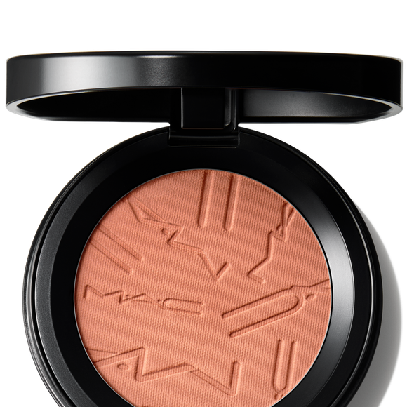 O toque de cor veio com o Melba da coleção Colourstruck Skinfinish, trazendo aspecto saudável