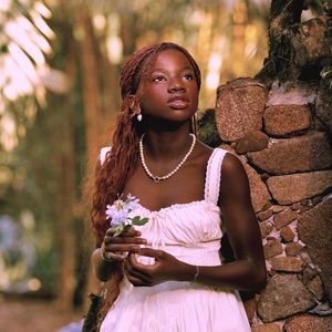 Look usado por Títi nas fotos está na tendência cottagecore.