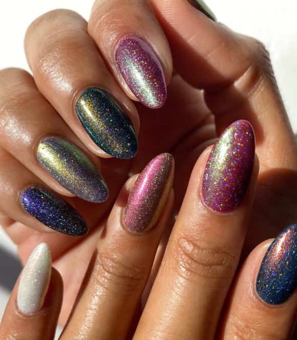 Unhas com glitter multicolorido