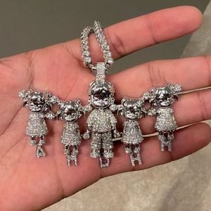 Ao mostrar uma joia com as iniciais dos filhos, o colar de Neymar chamou atenção pelo pingente de uma menina com a letra A