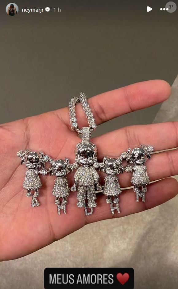 Ao mostrar uma joia com as iniciais dos filhos, o colar de Neymar chamou atenção pelo pingente de uma menina com a letra A