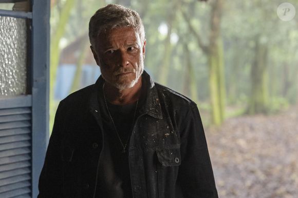 Outra vítima direta de Jaques (Marcello Novaes) foi Leona (Clara Moneke). Ele armou um falso flagrante de roubo, levando a mocinha a ser expulsa da mansão dos Boaz.