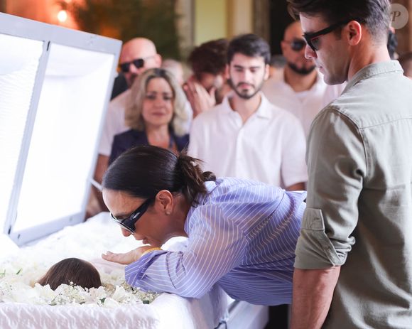 Ivete Sangalo se aproximou do caixão de Preta Gil