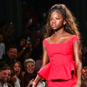 Giovanna Ewbank se debulhava em lágrimas de orgulho durante desfile de Titi