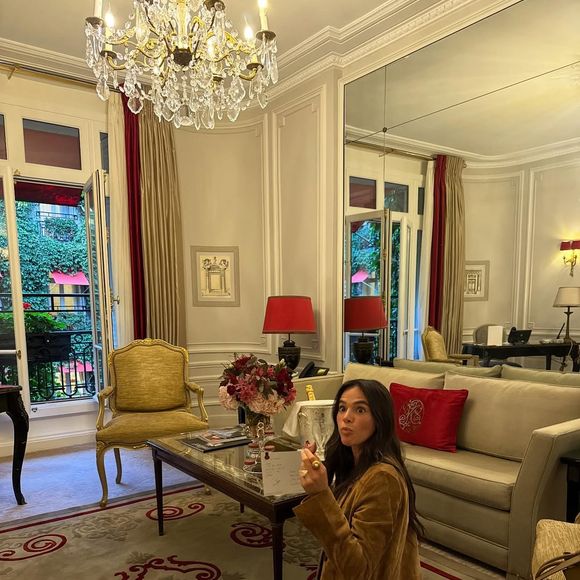 Bruna Marquezine esbanja estilo em viagem internacional