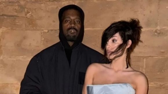 Kanye West teria pago mais de R$ 500 mil para Bianca Censori usar lingerie de balas e desfilar pelas ruas de Nova York, diz jornal